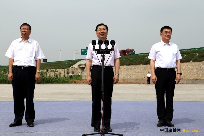 圖為陜西省省長胡和平（圖中）下達(dá)合銅、吳華高速項(xiàng)目開工令