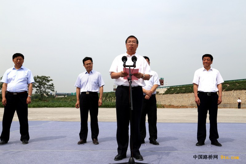 圖為中國鐵建總裁莊尚標(biāo)在合銅、吳華高速公路項(xiàng)目開工儀式發(fā)表重要講話